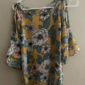 Off the shoulder boutique top Sz large
